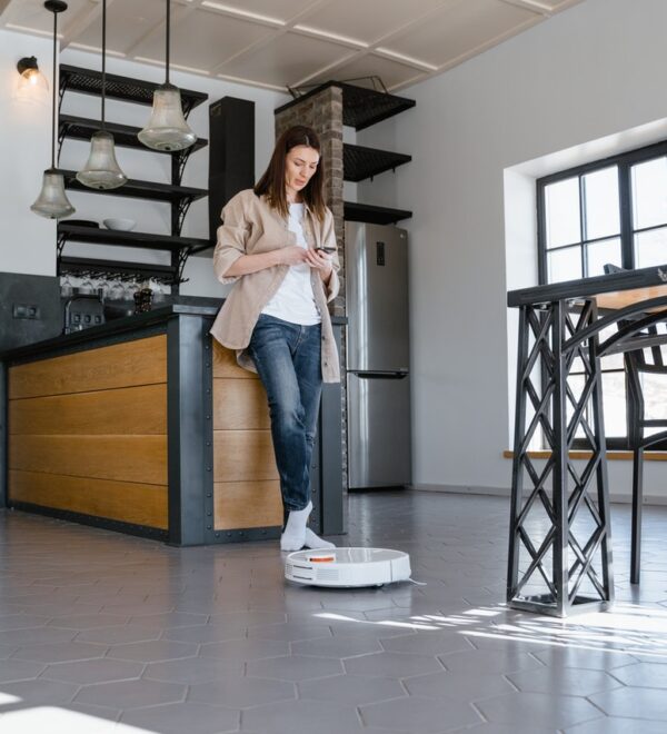 robot sprzątający sprząta mieszkanie